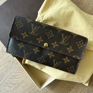 Authentic Louis Vuitton
Monogram Pattern Coated Canvas International Wallet